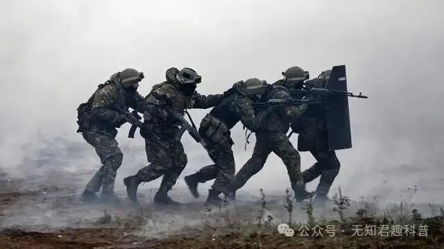 一代军工一代愁,枪炮旁边添插头,火力不足没治好,电量焦虑又上头